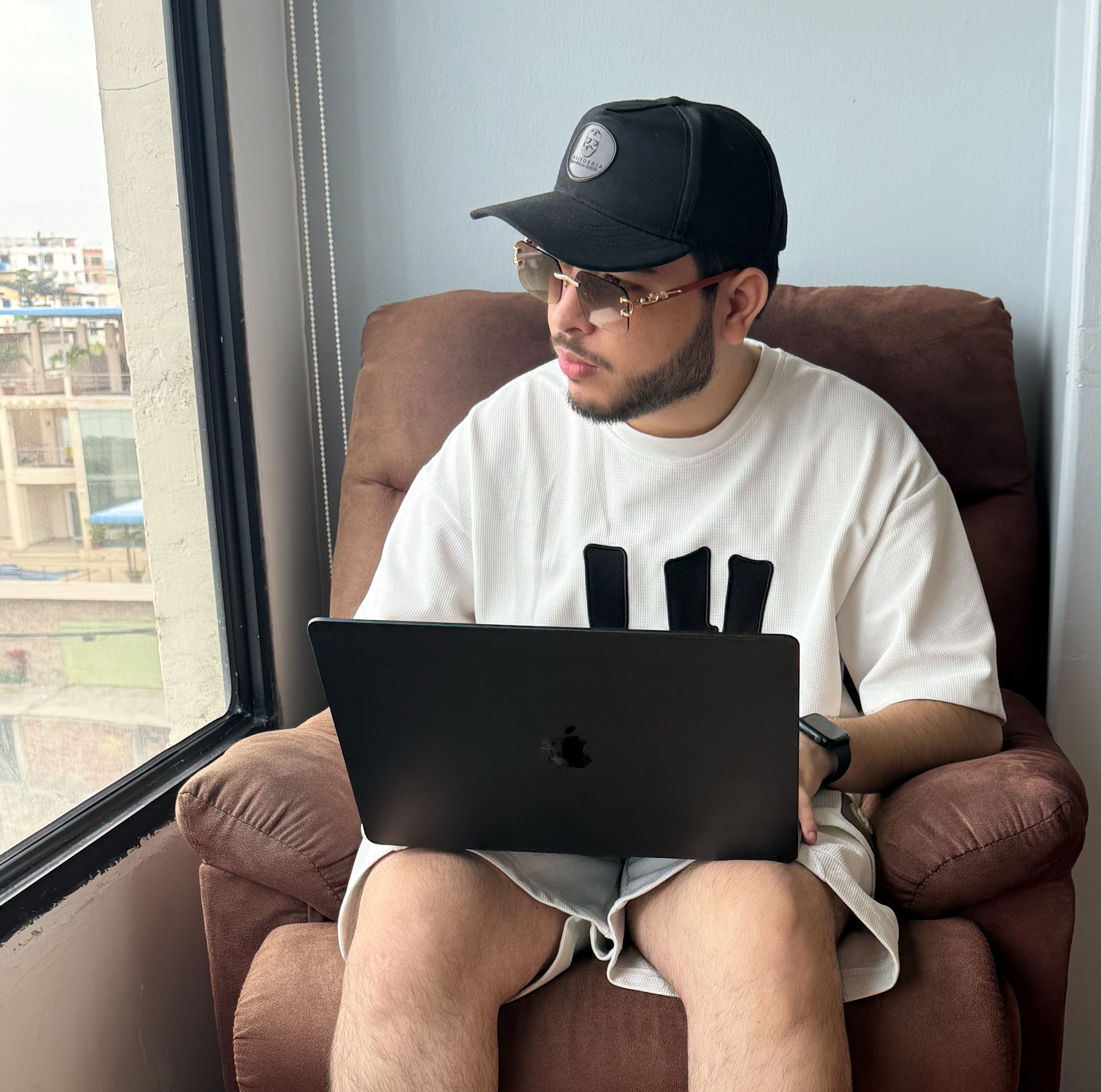 Alexander 'Biyei' Guerrero trabajando en su laptop